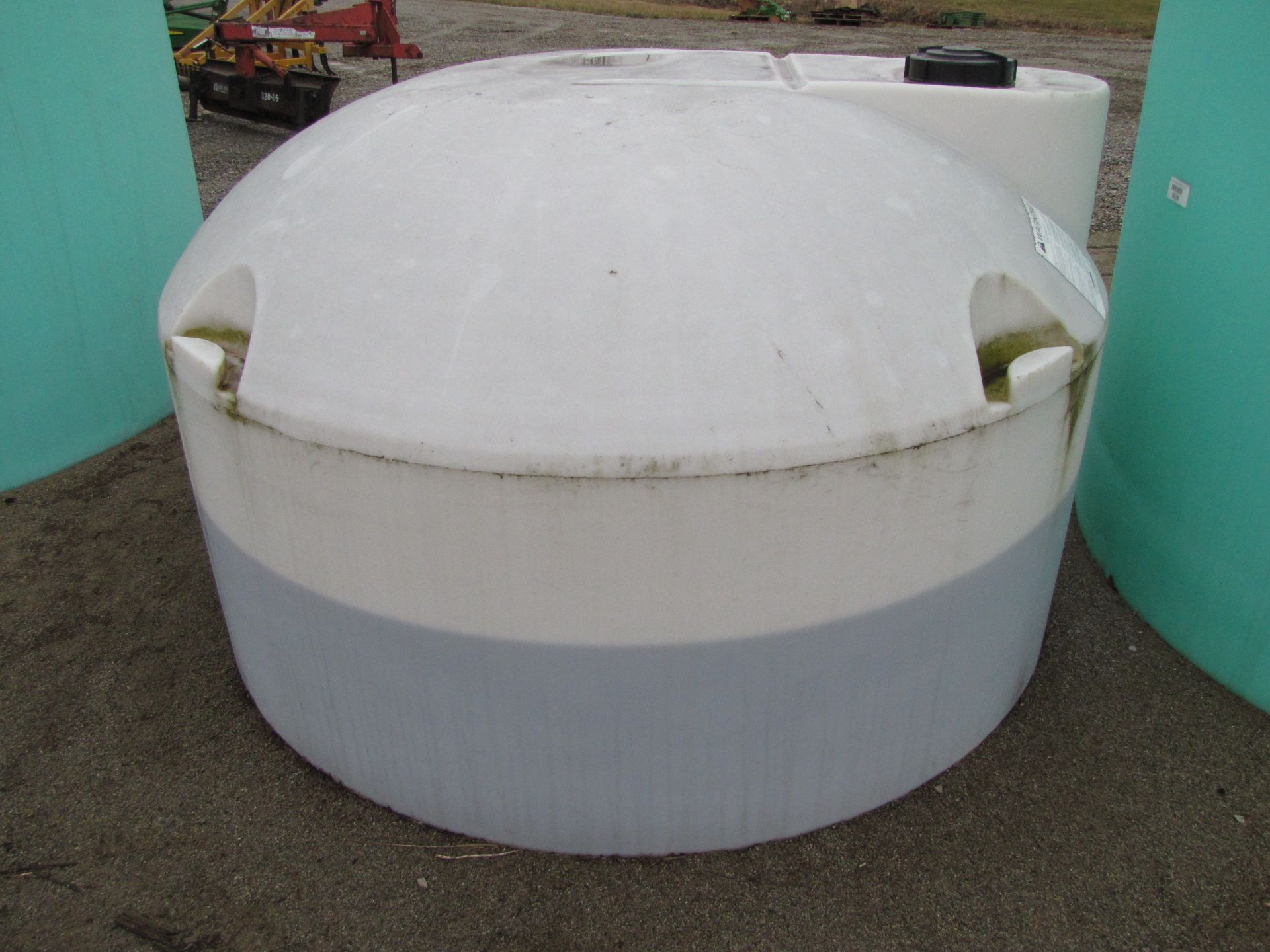 900 gal white flat bottom poly tank - Image 4 of 8