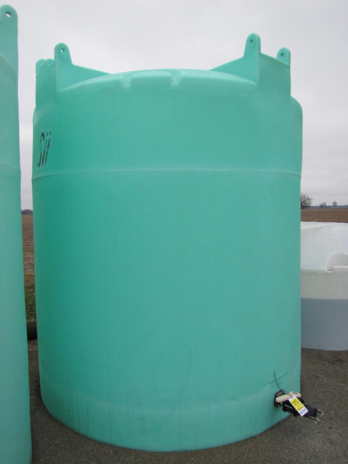 2500 gal green flat bottom poly tank - Image 2 of 6