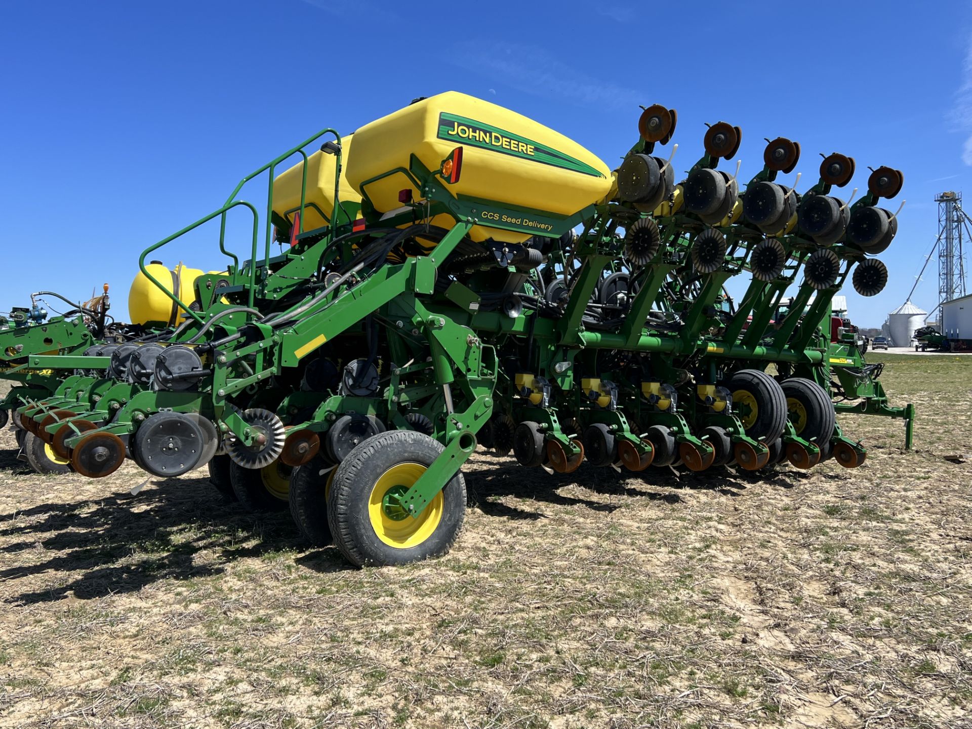 John Deere 1790 16/32 Planter - Image 2 of 32