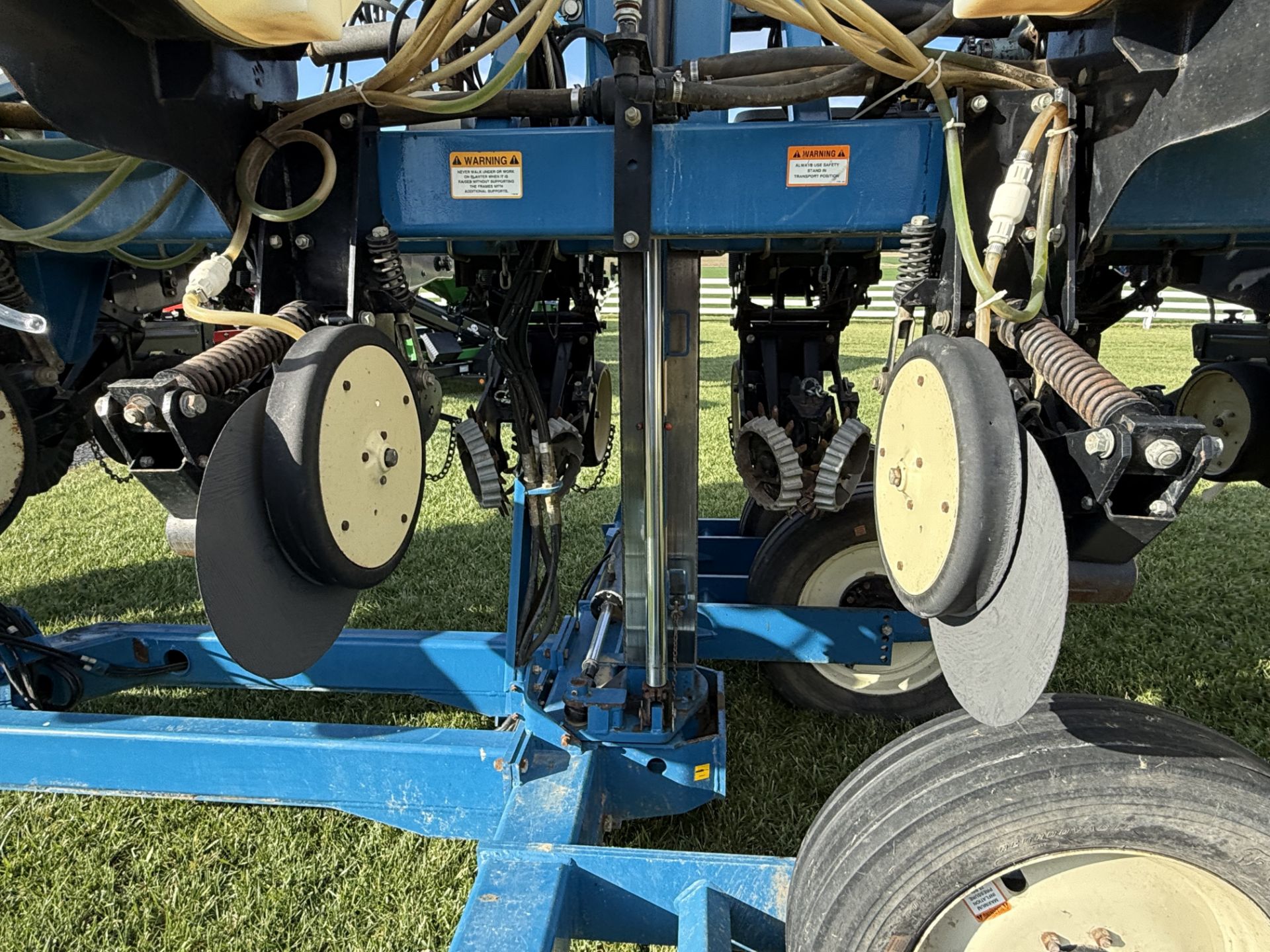 Kinze 2600 Planter - Image 20 of 47