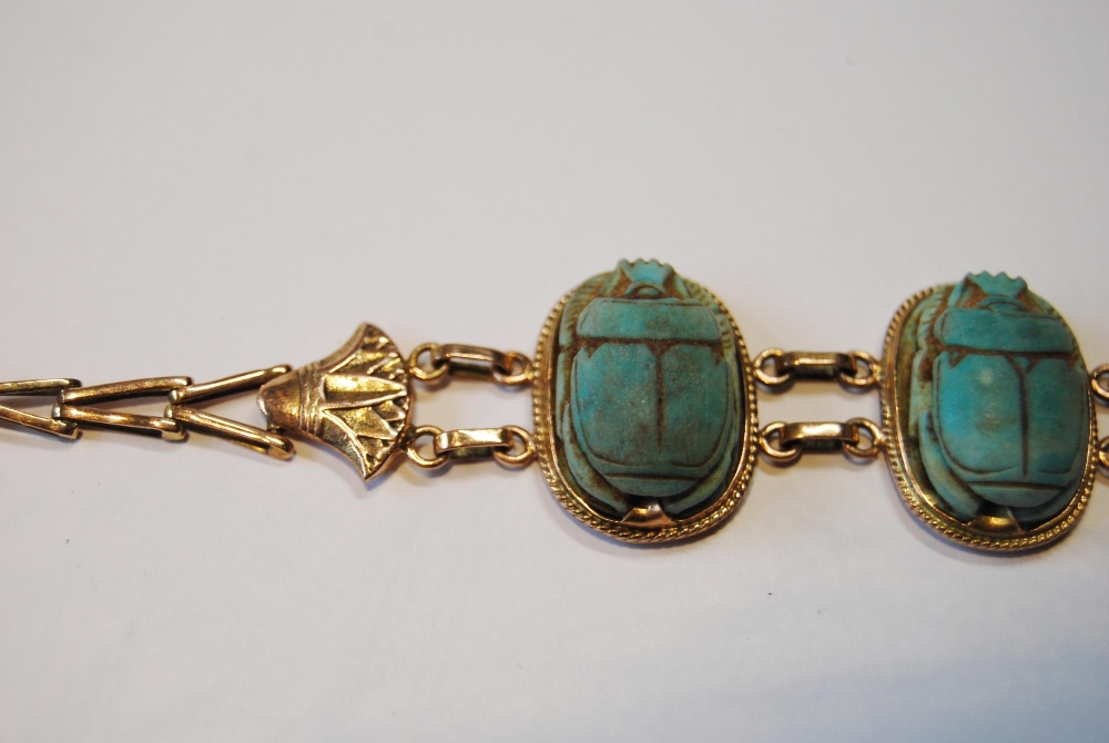 Egyptian gold bracelet with three scarabs, probably 9ct, c. 1920. - Image 2 of 8