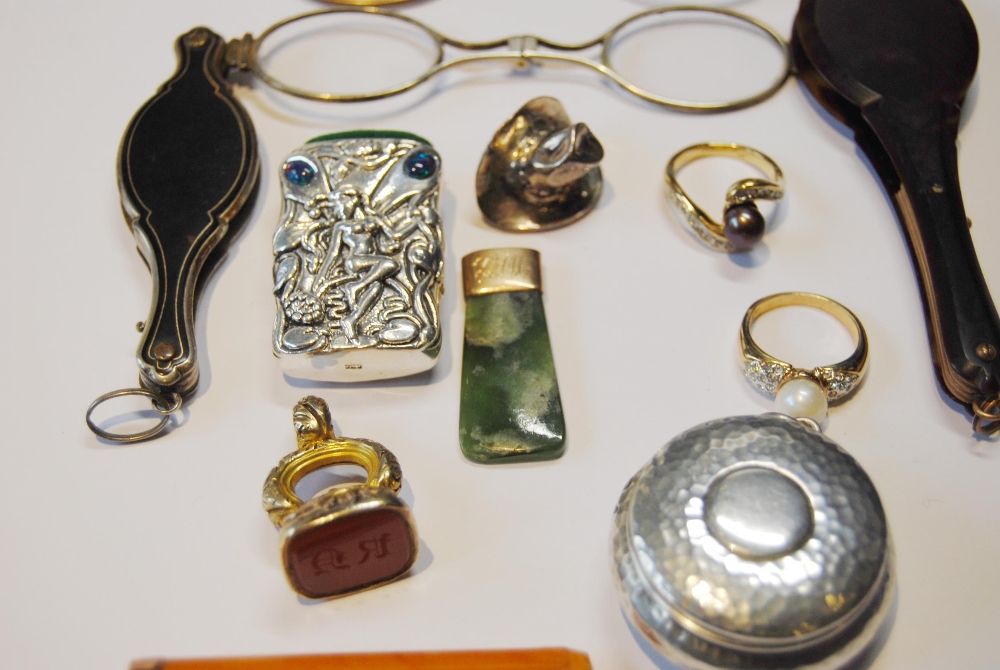 Two lorgnettes, a gold-mounted amber cigarette holder, 1926, silver vesta, seal fob, greenstone - Bild 3 aus 4