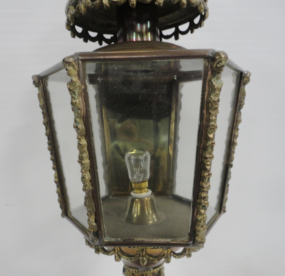 Brass carriage lamp with eagle surmount and hexagonal glazed tapered sides, probably of German - Image 4 of 10