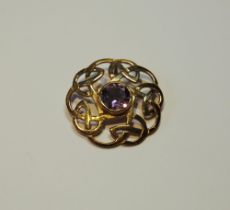 9ct gold circular pendant with amethyst, 3.3g gross.
