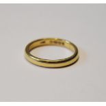 18ct gold band ring, size N, 3.5g.