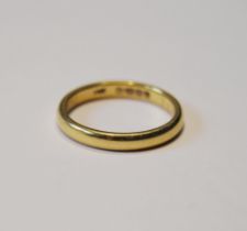18ct gold band ring, size N, 3.5g.