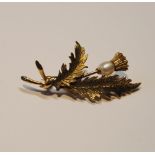9ct gold thistle brooch with pearl, by Cropp & Farr, 5.4g.