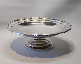 Silver tazza with shaped moulded edge, Sheffield 1923, 21cm, 258g.