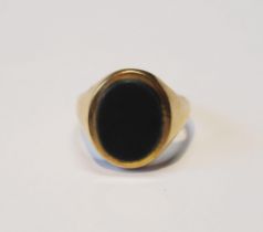 Bloodstone signet ring in 9ct gold, size Q, 4.9g gross.