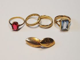 9ct gold cufflink and four gem and other rings, all 9ct, 17g gross.