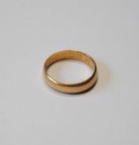 18ct gold band ring, size L, 3.8g.