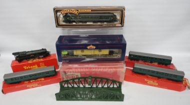 Hornby Dublo 5015 green-painted girder bridge, four Tri-ang Railways OO gauge scales models to