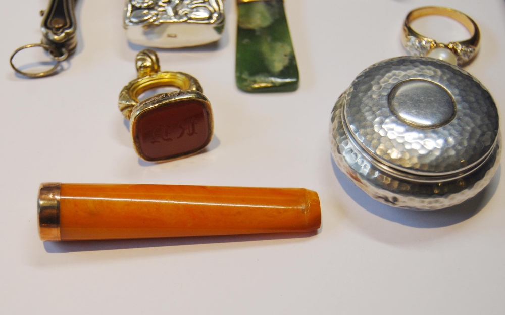 Two lorgnettes, a gold-mounted amber cigarette holder, 1926, silver vesta, seal fob, greenstone - Bild 4 aus 4