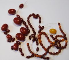 Amber bead necklet of graduated variegated colours, partly un-strung, 84g.