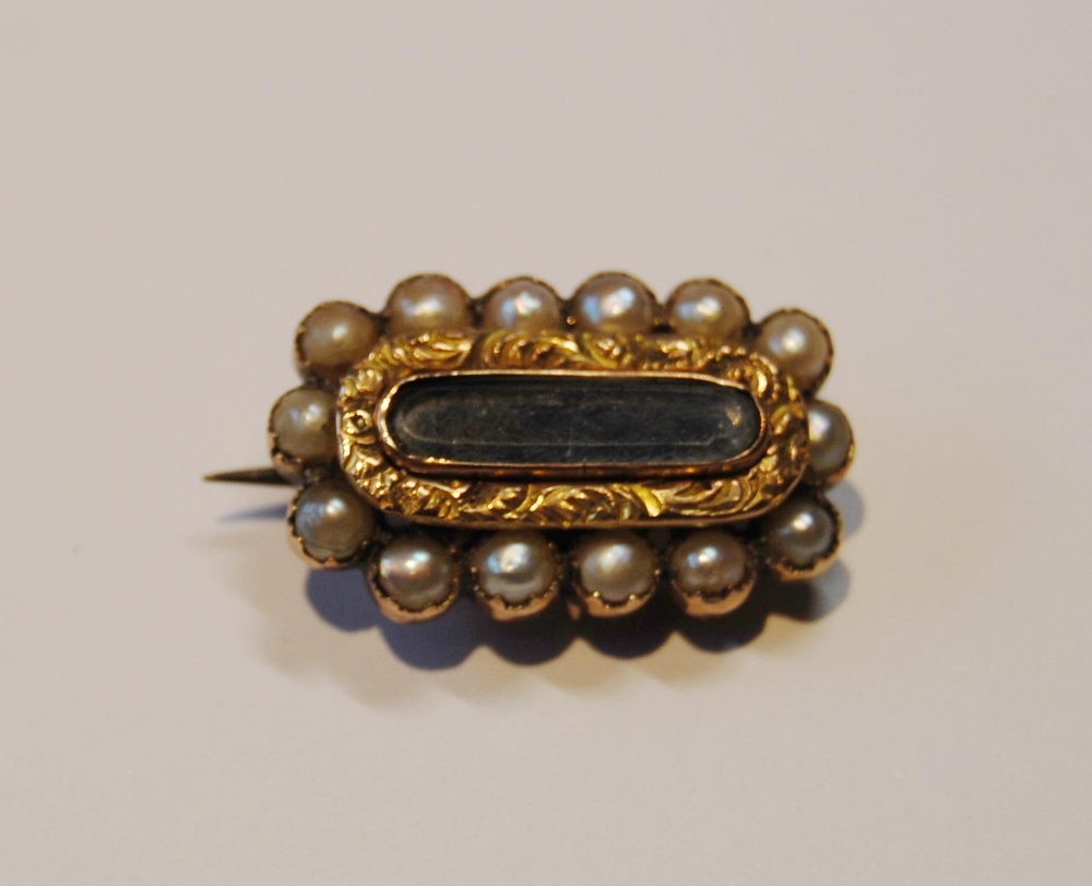 Georgian gold mourning brooch with pearls and a ring with coral, size Q. - Image 2 of 5