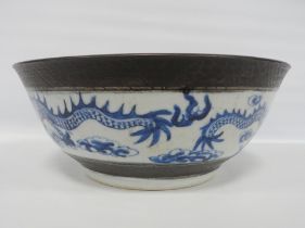 Chinese Kangxi-style blue and white crackle glaze bowl (Qing Dynasty, late 19th century), the
