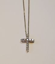 Cross pendant with eleven diamond brilliants, in white gold (2.7g), platinum necklet, 5.8g in all.