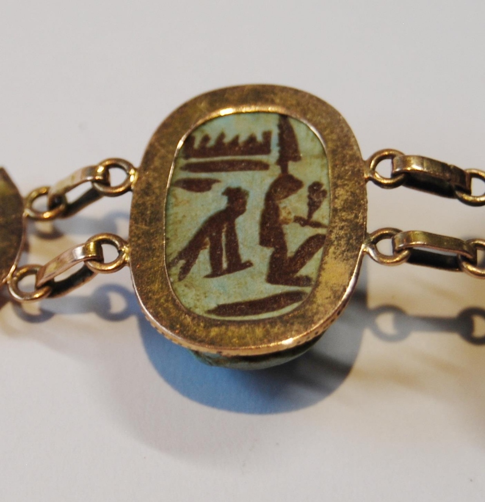 Egyptian gold bracelet with three scarabs, probably 9ct, c. 1920. - Image 5 of 8