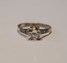 Diamond solitaire ring with brilliant, approximately 1ct, in platinum (shank parted), P1 colour H.