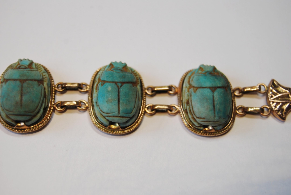 Egyptian gold bracelet with three scarabs, probably 9ct, c. 1920. - Image 3 of 8