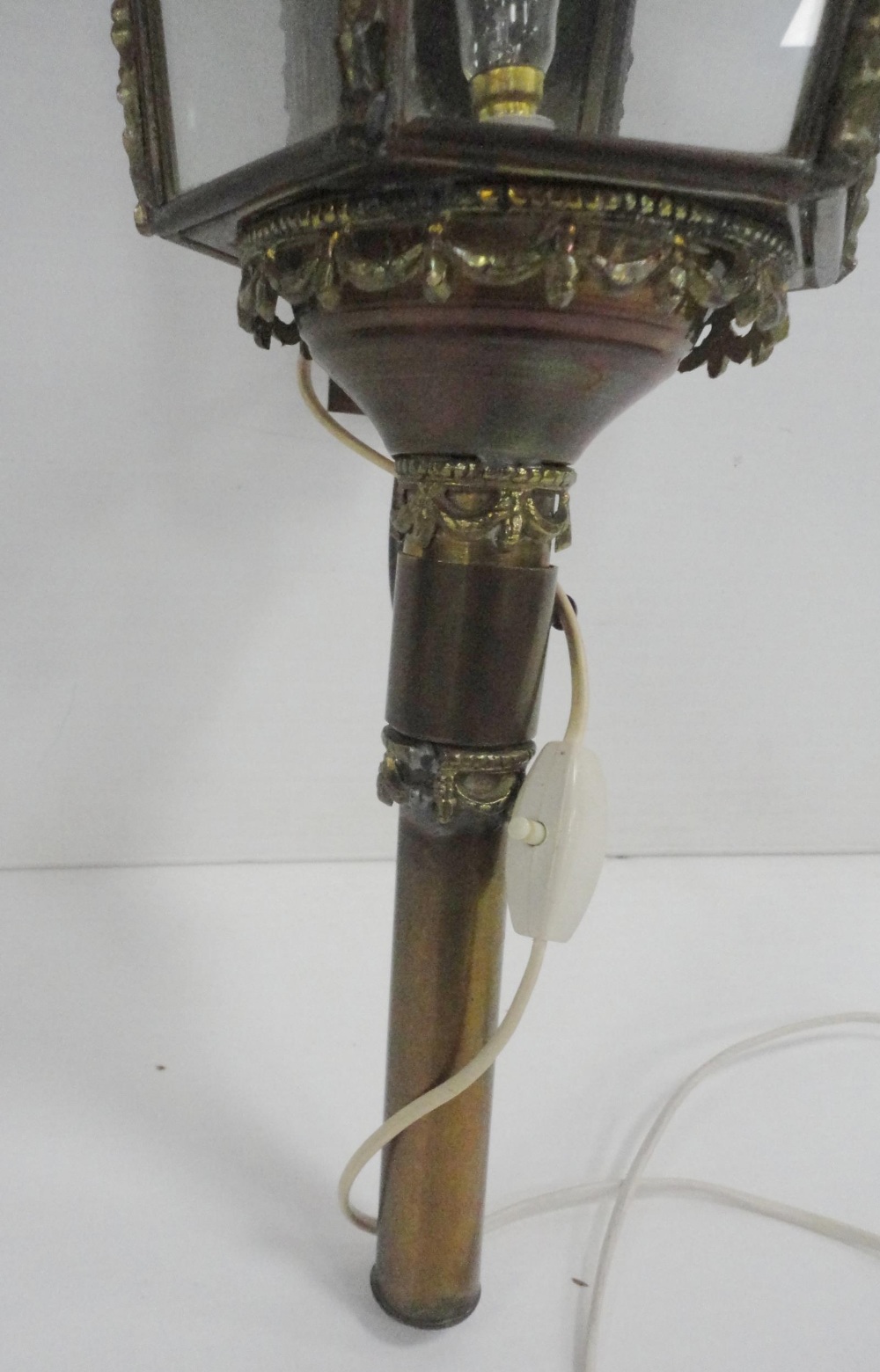 Brass carriage lamp with eagle surmount and hexagonal glazed tapered sides, probably of German - Image 5 of 10