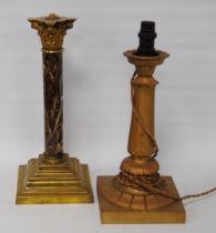 Victorian brass Corinthian-style table lamp with a cylindrical simulated marble column and stepped