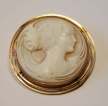 Circular cameo brooch with portrait in Art Nouveau style, in gold, 15.3g gross.