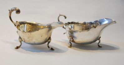 Two silver sauce boats with cut edges, 156g.