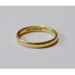 18ct gold band ring, size N, 3.4g.