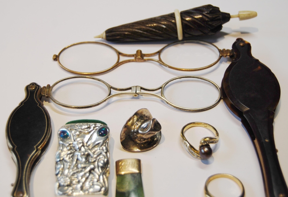 Two lorgnettes, a gold-mounted amber cigarette holder, 1926, silver vesta, seal fob, greenstone - Bild 2 aus 4