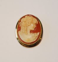 Small cameo oval brooch, in gold, '750'.