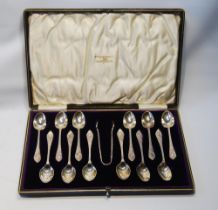 Set of twelve embossed silver coffee spoons, with tongs, cased, 174g.