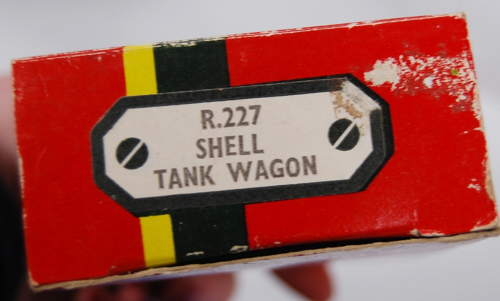 Group of Hornby OO gauge wagons, van and tender to include R.222 Kelloggs closed van, R.227 Shell - Image 16 of 19