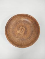 Robert "Mouseman" Thomson of Kilburn. Oak fruit bowl with carved mouse signature to the well, 6.