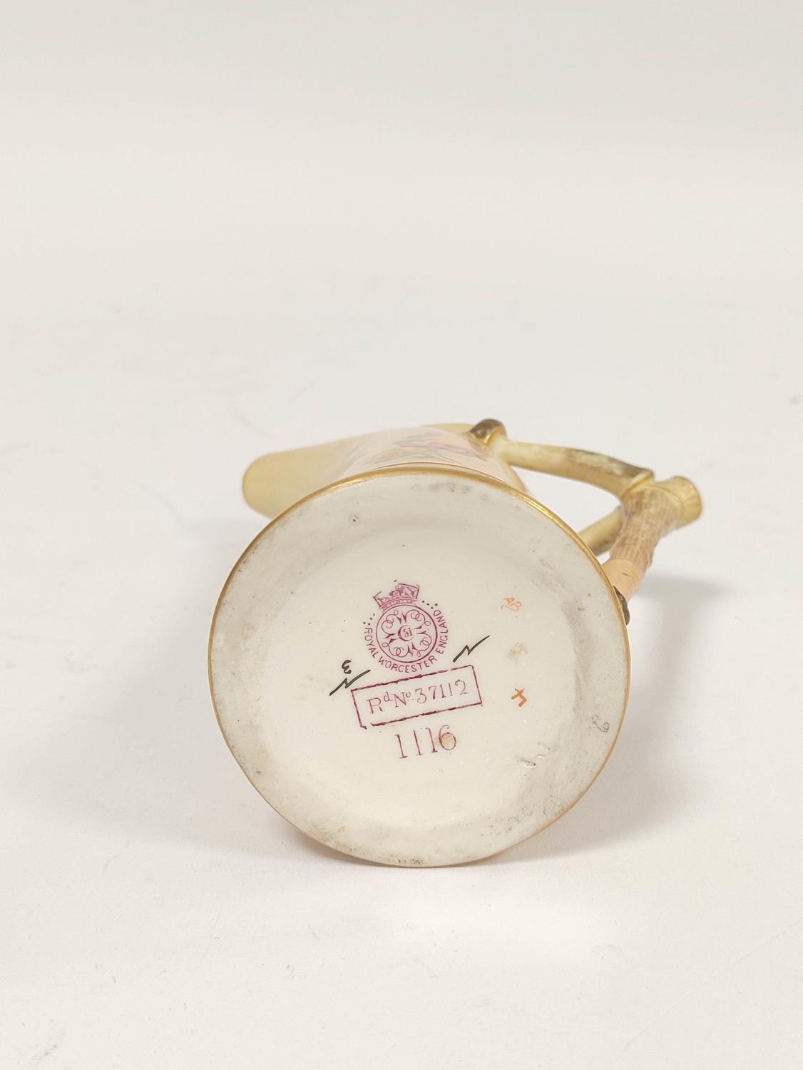 Group of Royal Worcester porcelain, circa early 20th century,to include blush ivory jug decorated - Image 10 of 10