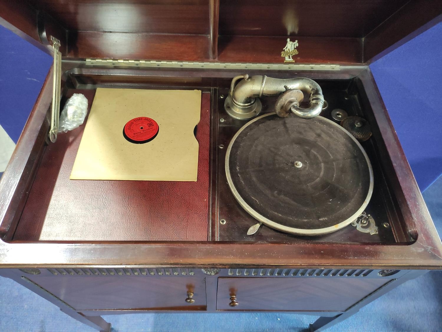 1940s Apollo cabinet gramophone in twin door mahogany veneered case. 86cms high, 77cms wide. - Image 2 of 4