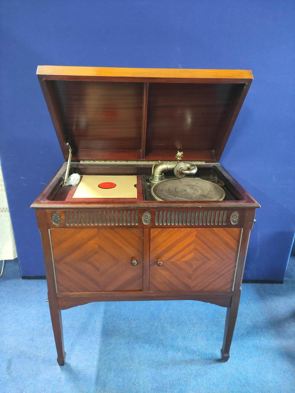 1940s Apollo cabinet gramophone in twin door mahogany veneered case. 86cms high, 77cms wide.