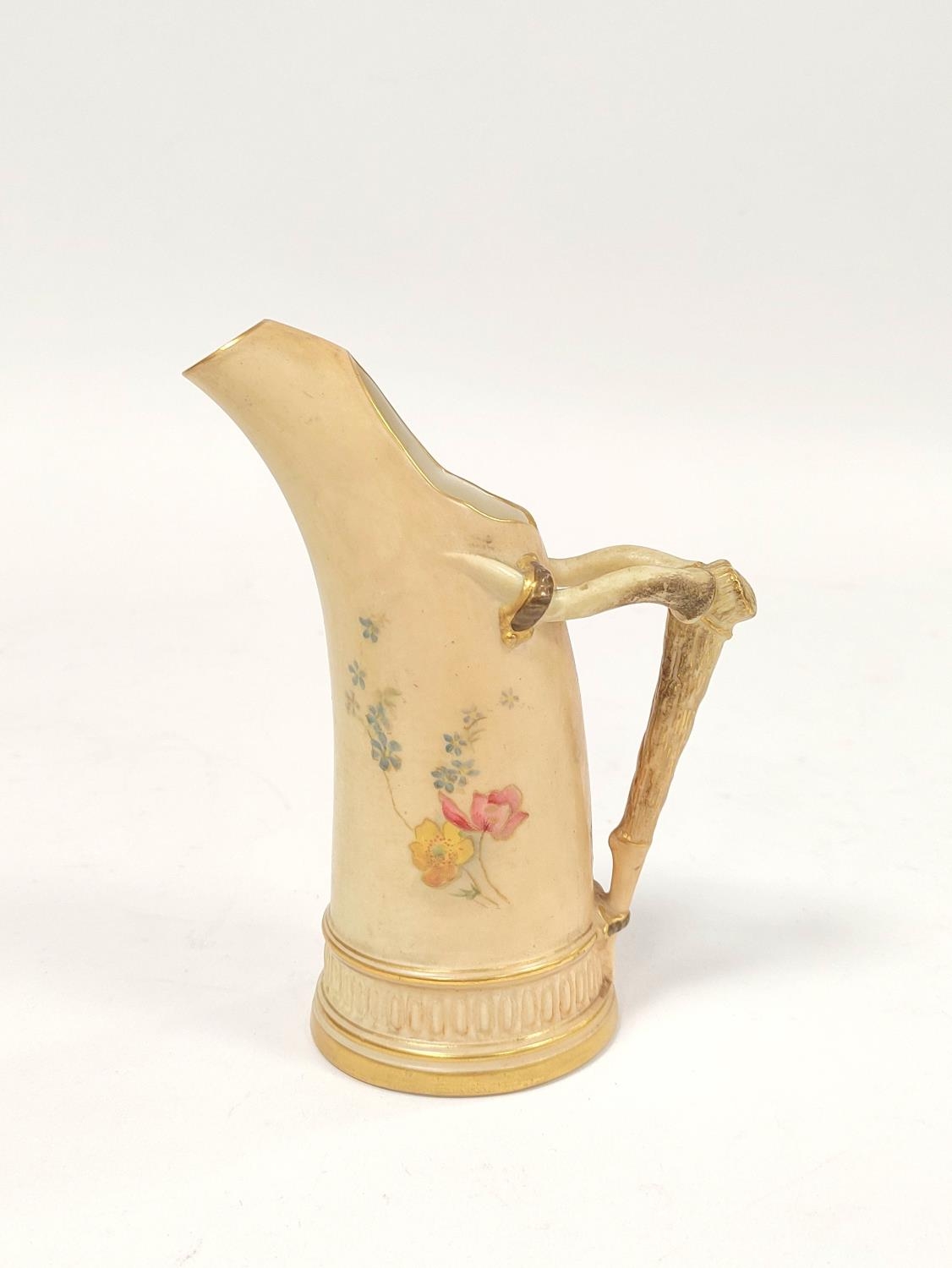 Group of Royal Worcester porcelain, circa early 20th century,to include blush ivory jug decorated - Image 8 of 10