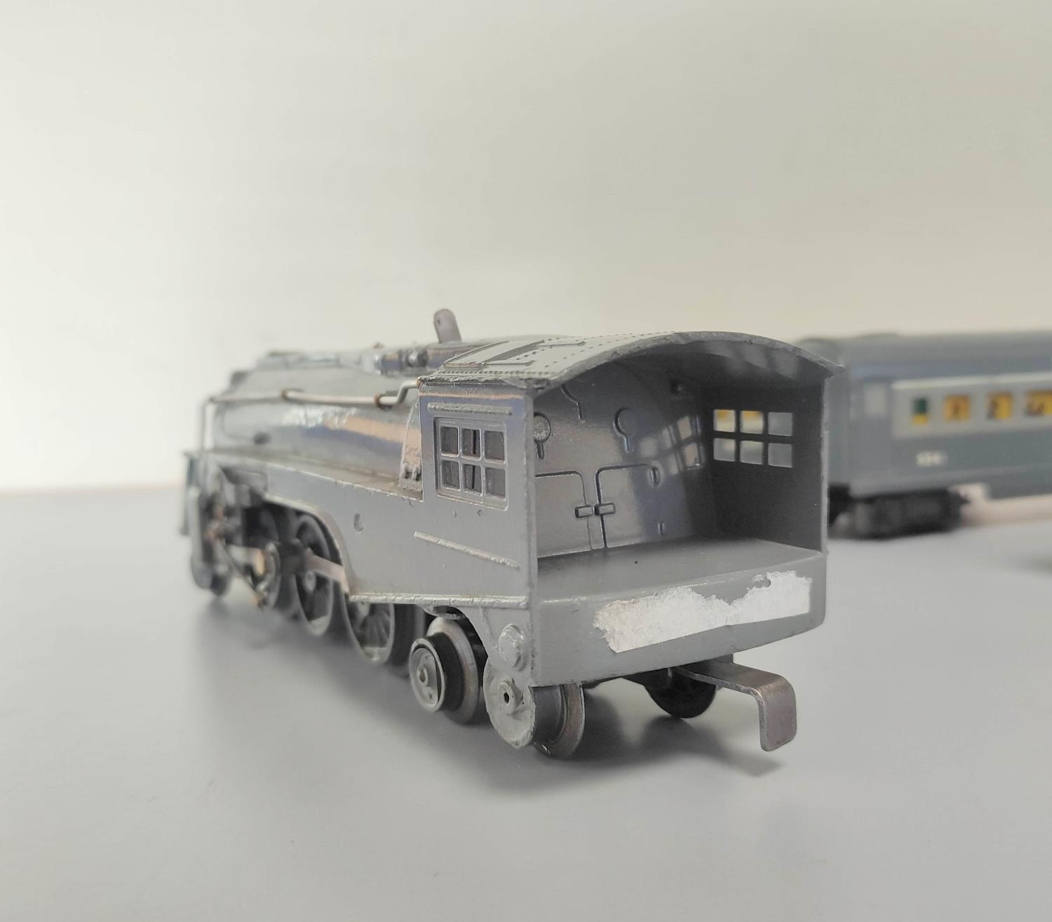 Lionel. 0 gauge Dreyfuss J3 Hudson locomotive in New York Central grey livery. Also three - Image 4 of 6