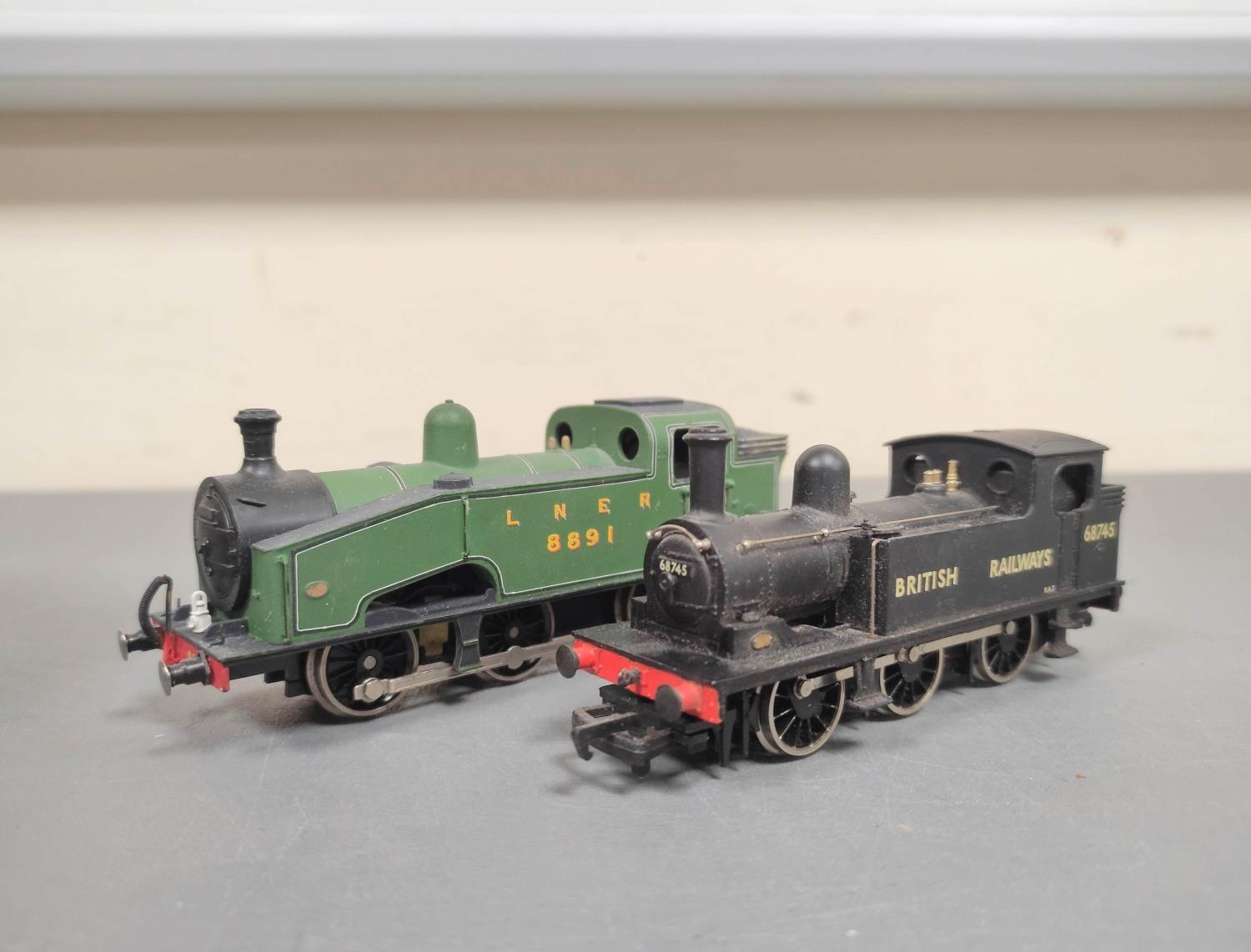 Box of 00 gauge loose locomotives and rolling stock with examples from Dapol, Bachmann, Hornby, - Image 2 of 4