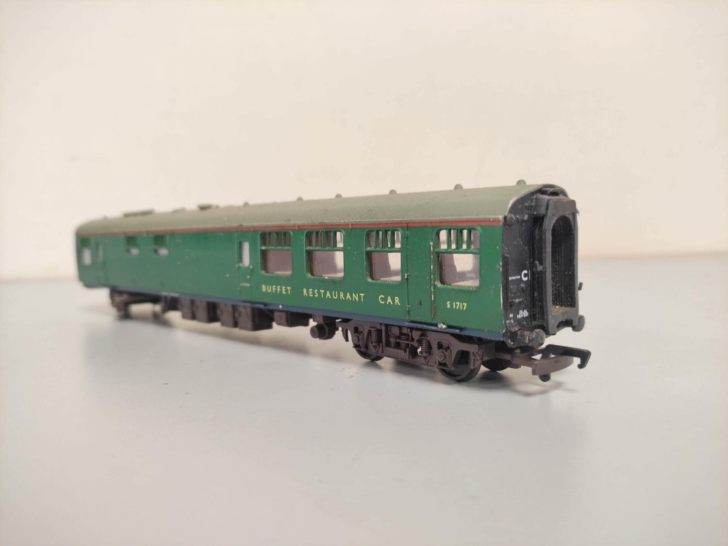 Box containing a large collection of 00 gauge rolling stock to include a Mk1 Buffet Restaurant Car - Image 4 of 6