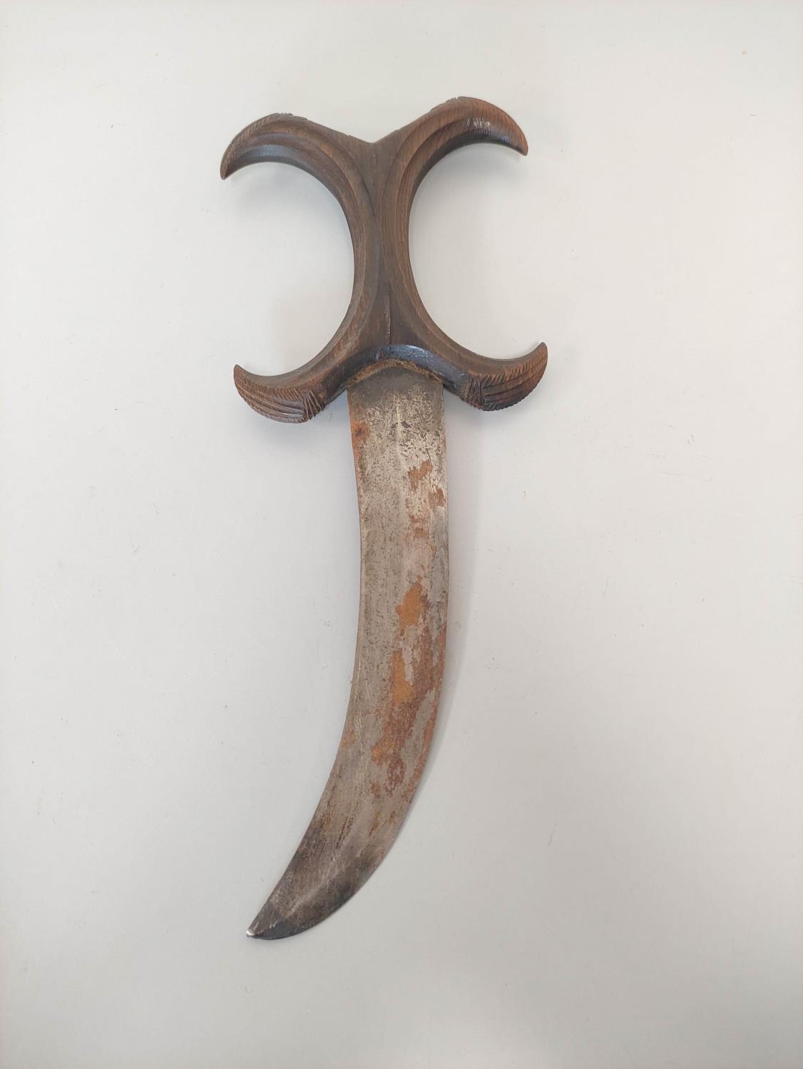 A Sudanese Beja dagger with sharply curving blade and characteristic X-form carved wooden handle - Image 4 of 7