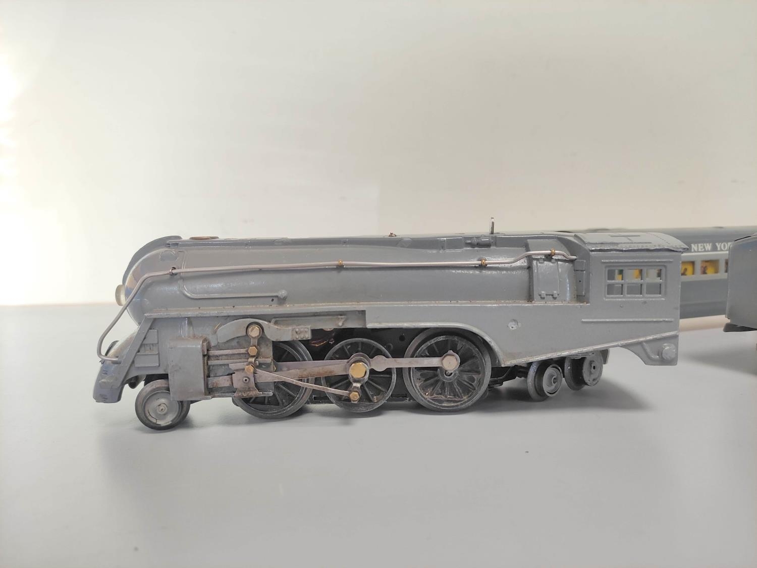 Lionel. 0 gauge Dreyfuss J3 Hudson locomotive in New York Central grey livery. Also three - Image 3 of 6