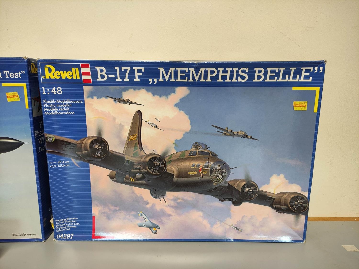 Revell. Boxed model aviation construction kits to include a De Havilland Mosquito Mk IV 04758, B-17F - Image 5 of 6