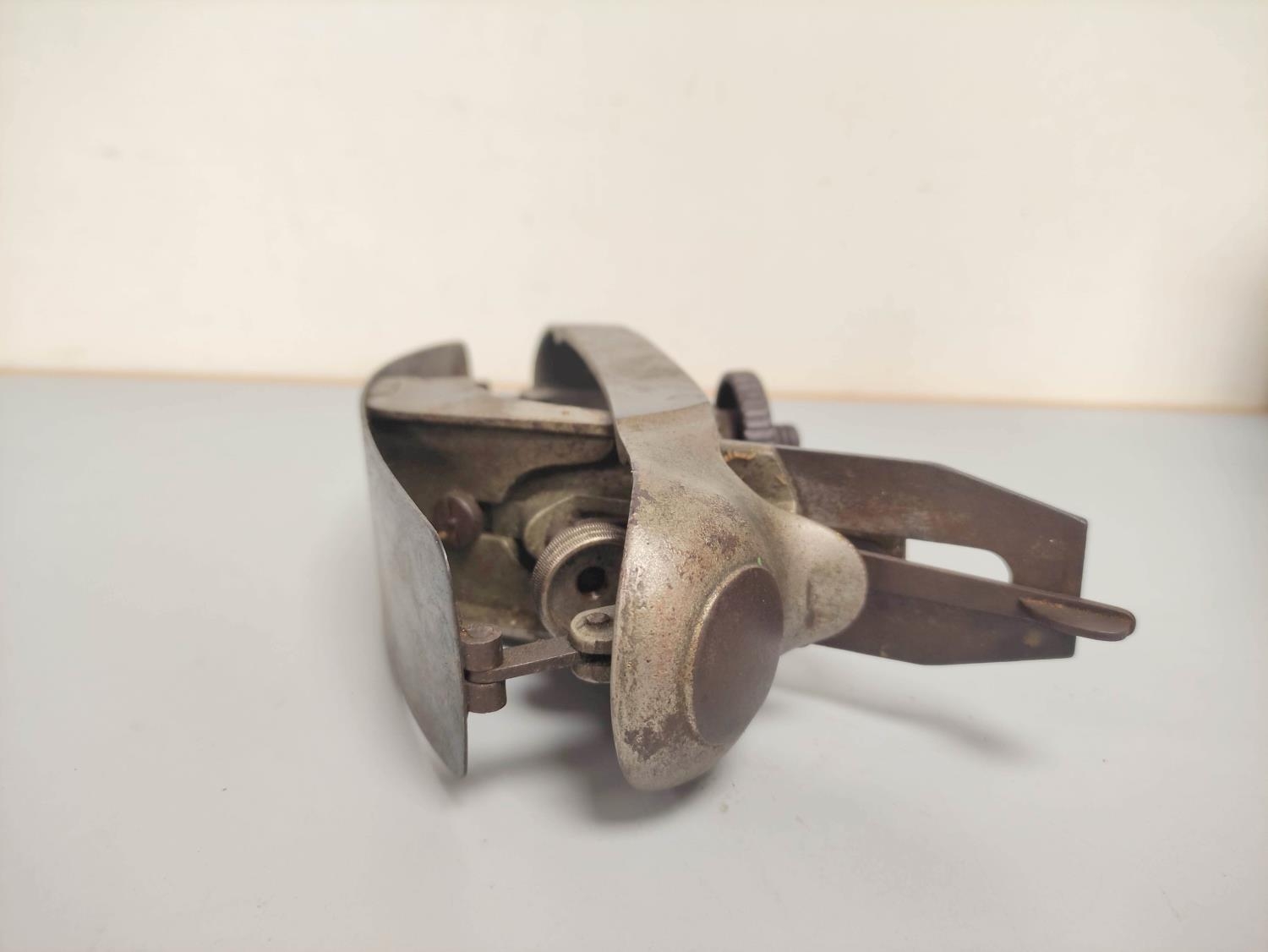 A fine early 20th century Stanley No.20 compass/contour woodworking plane. - Image 5 of 5