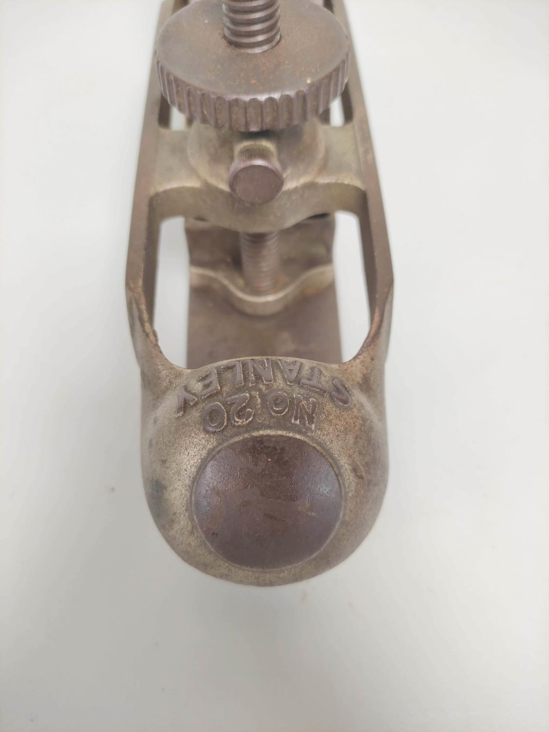 A fine early 20th century Stanley No.20 compass/contour woodworking plane. - Image 2 of 5