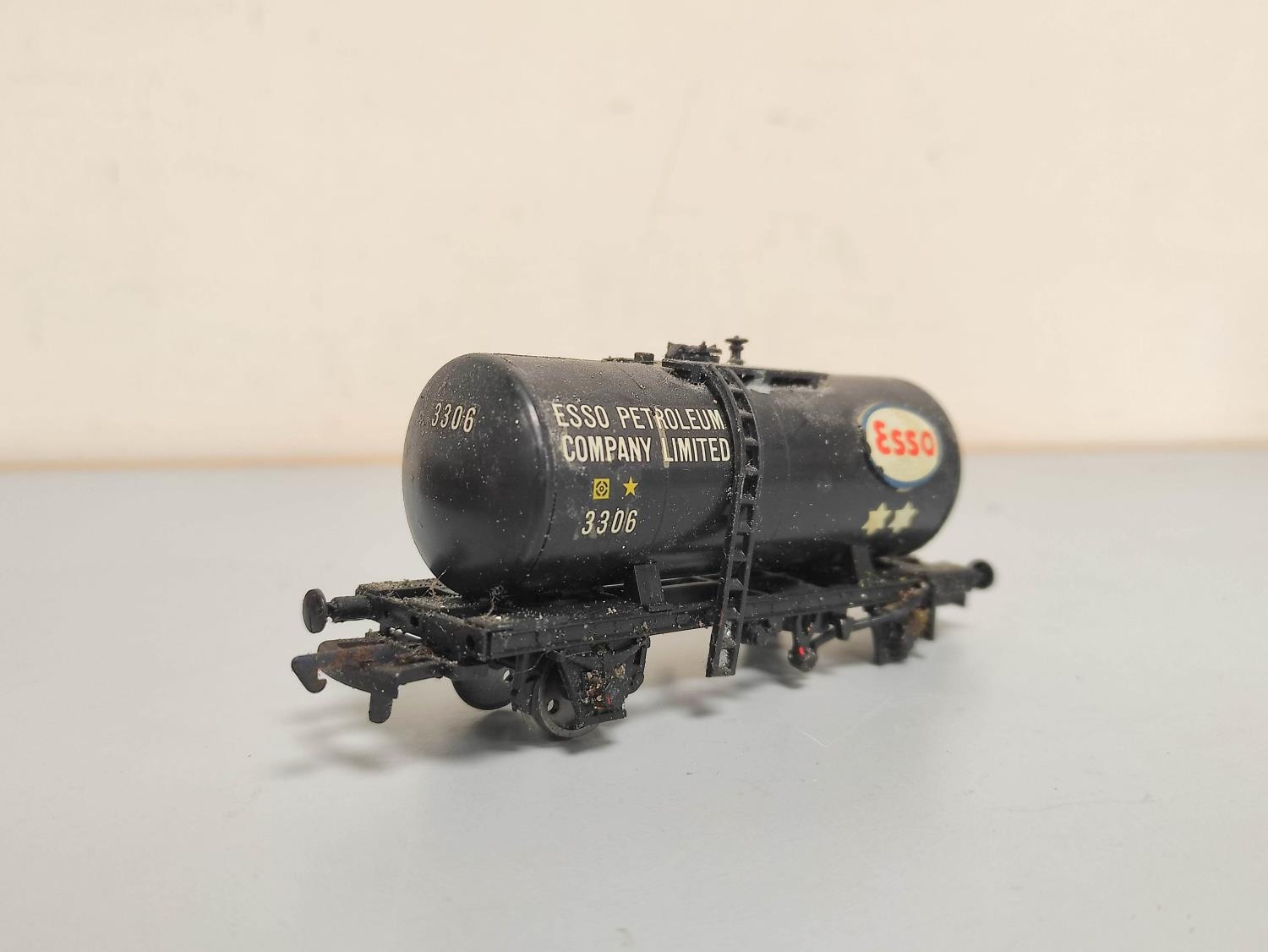 Box containing a collection of 00 gauge rolling stock to include Esso tankers, covered wagons and - Image 4 of 4