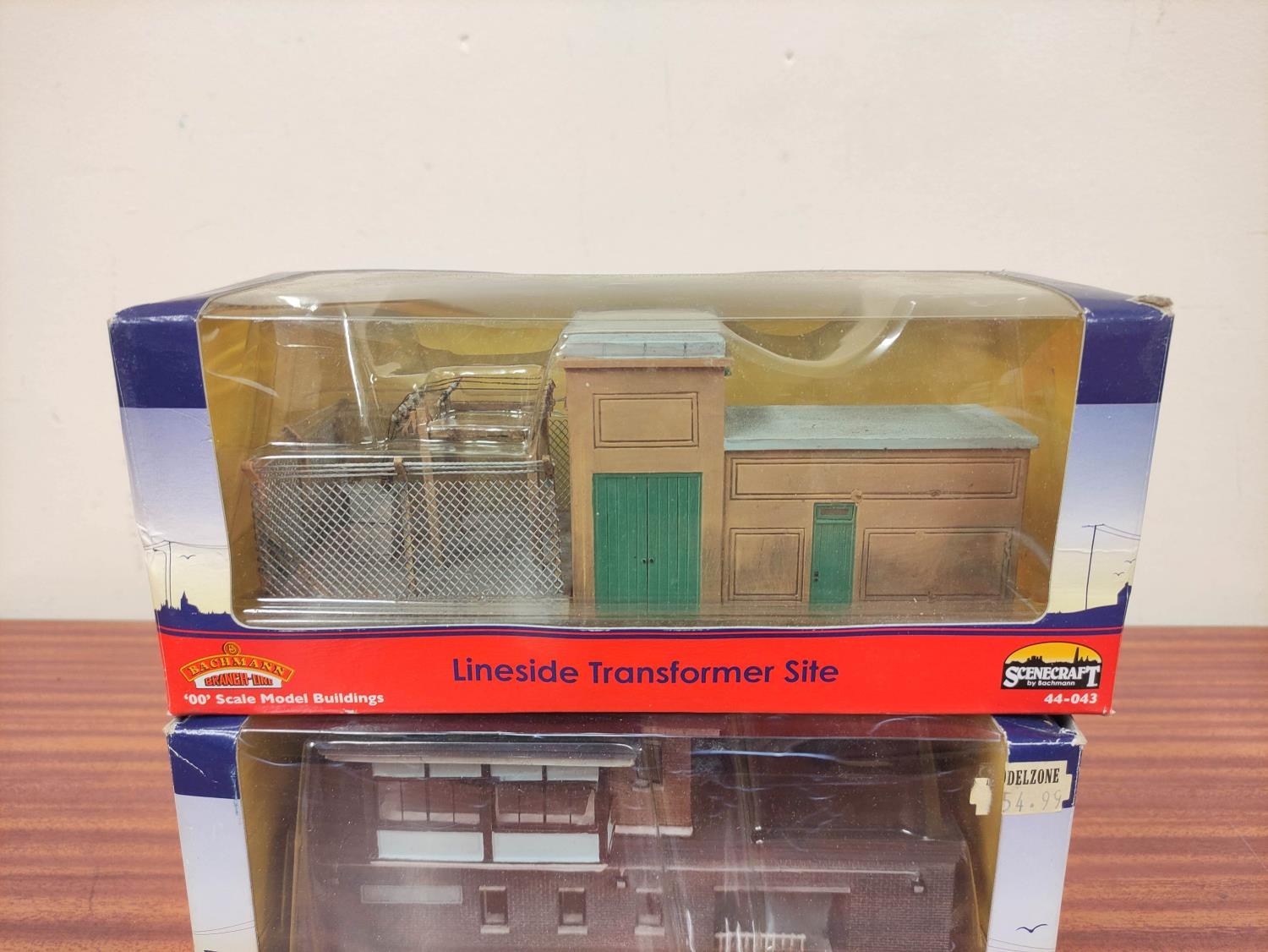 Bachmann Branchline. Two boxed model railway model buildings comprising of Lineside Transformer Site - Image 2 of 4