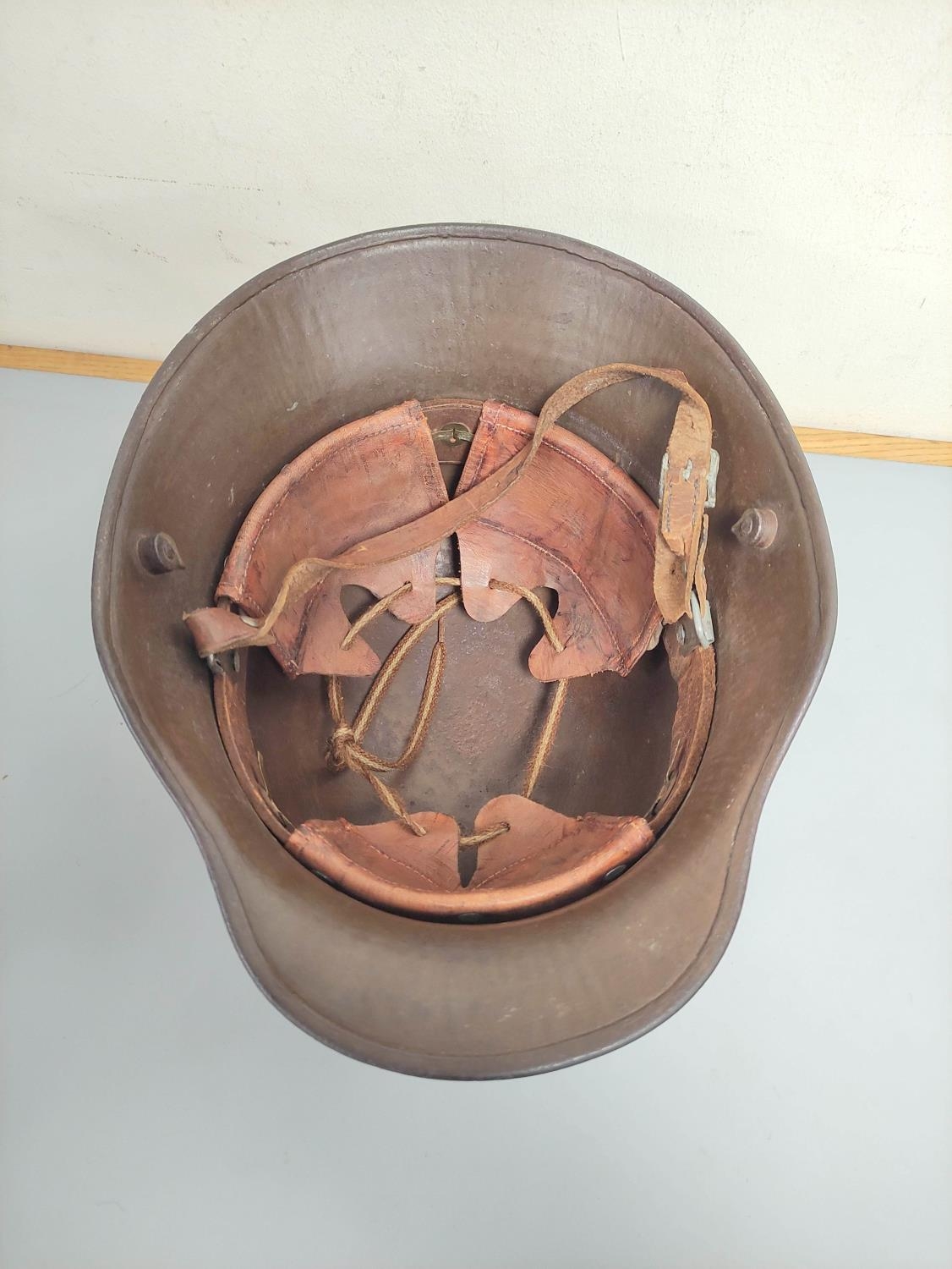 WW1 Imperial German M16 Stahlhelm Helmet with leather liner and original paint. Interior of helmet - Image 5 of 7