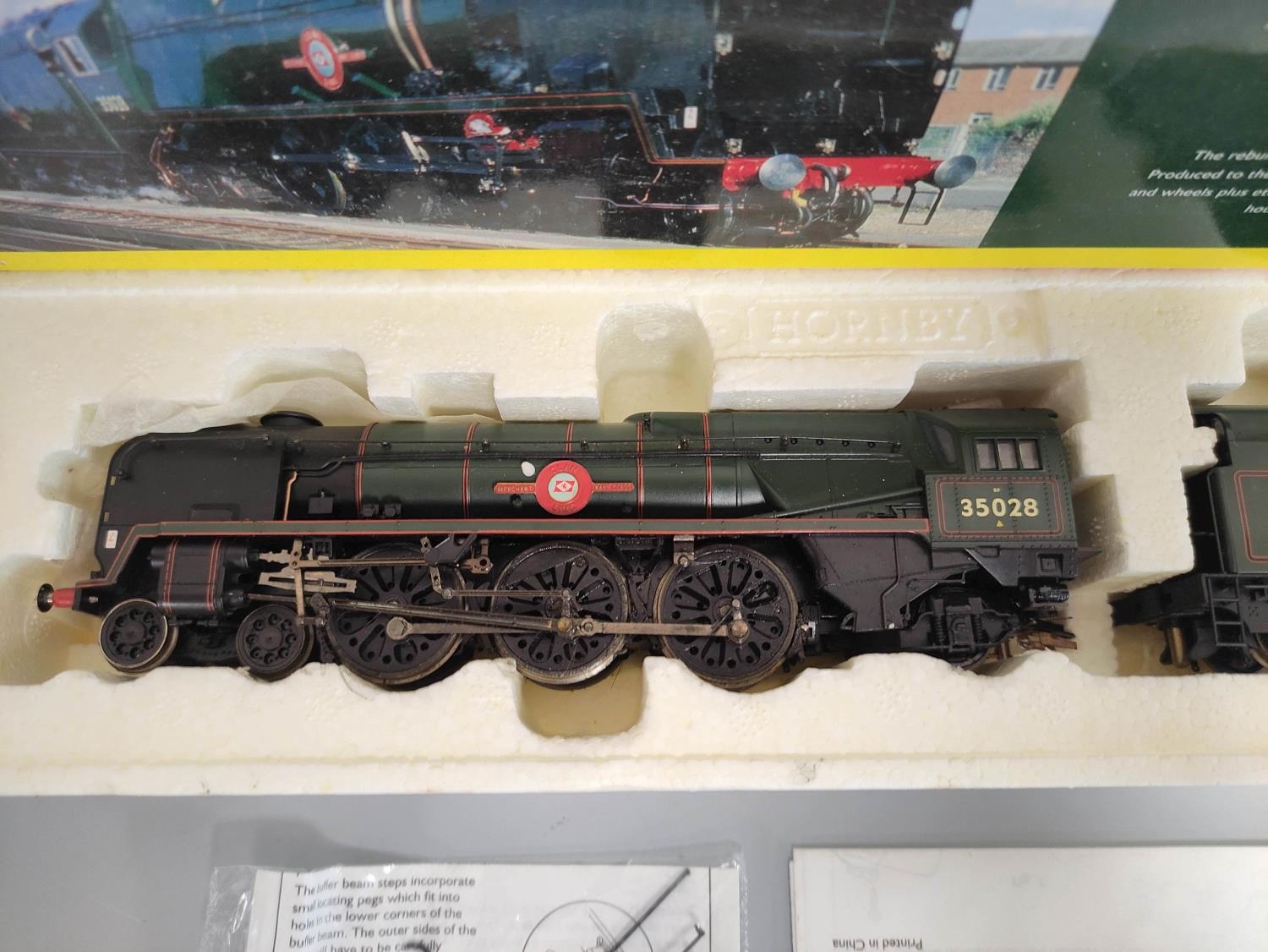 Hornby Railways. BR Merchant Navy Class 4-6-2 locomotive and tender no 35028 'Clan Line' in green - Image 2 of 5